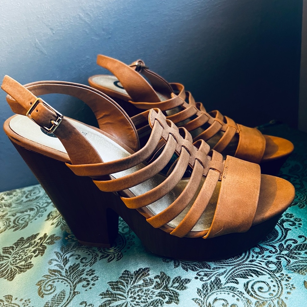 G BY GUESS SLOLANJ CHUNKY SANDAL SIZE US 8.5